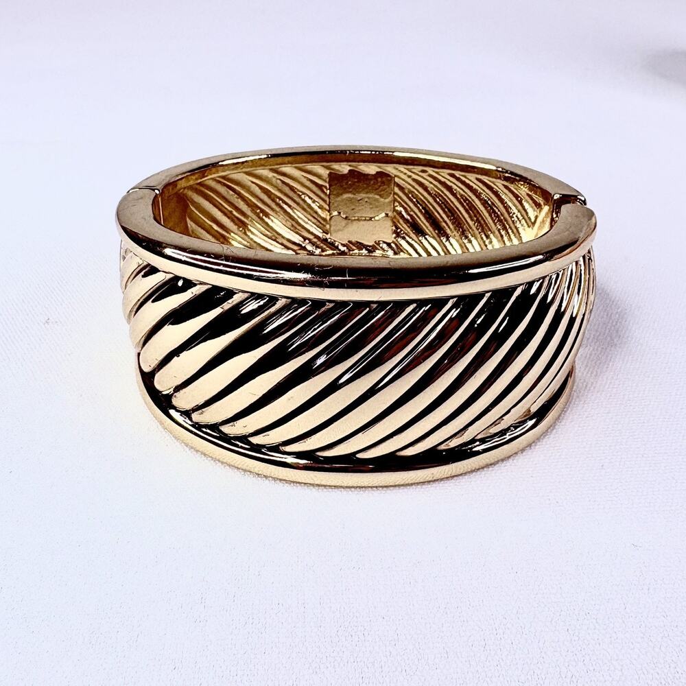 Vintage Ribbed Wide Hinged Bracelet Bangle Shiny Gold-tone Oval Chunky Heavy